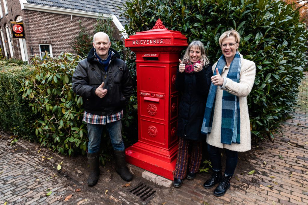 muis Installatie koffer PostNL plaatst historische brievenbus terug in monumentendorp Orvelte -  Erfgoed Magazine