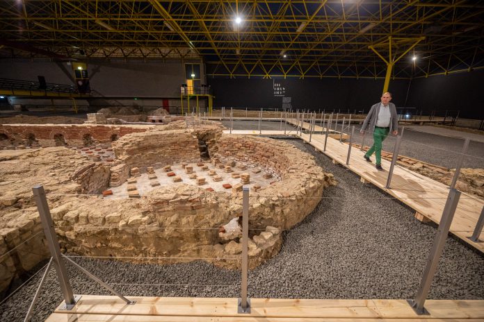 Directeur Hans Thuis toont ons het nieuwe looppad over de restanten van het Romeins Badhuis in Heerlen. Thermenmuseum