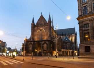 8 zuilen in de Amsterdamse Nieuwe Kerk
