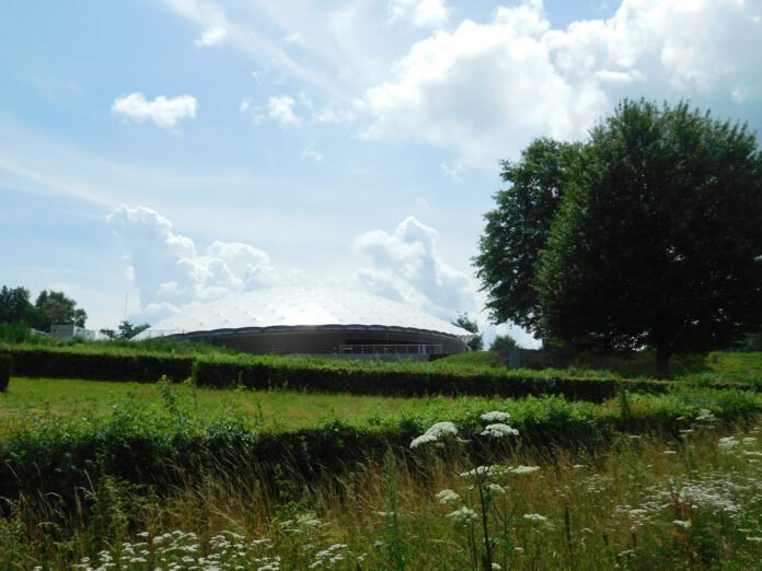 splinternieuwe Vredeszuil bij het Vrijheidsmuseum