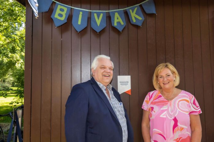 Kees Ahles tijdens Open Monumentendag monumentenschildje Bivakhuisje onthuld