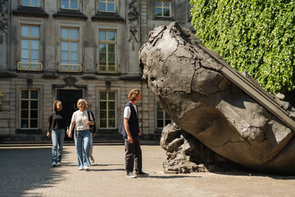 Foto-onderschrift: Tilted Head, Mark Manders, 2015-2018 (foto Rob Lipsius)