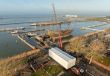Middeleeuwse IJsselkogge op transport naar Zwartsluis