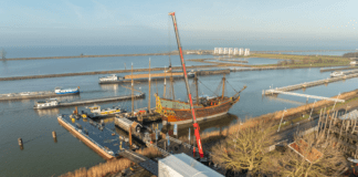 Middeleeuwse IJsselkogge op transport naar Zwartsluis