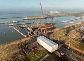Middeleeuwse IJsselkogge op transport naar Zwartsluis