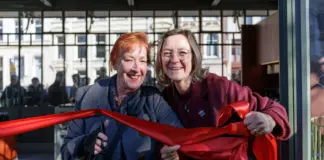 Van kebabzaak naar parel: Rotterdam opent ’s werelds eerste kiosk voor stadswandelingen in iconisch Tramhuis