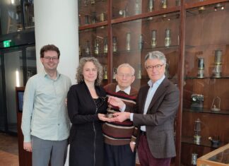 Camille Oostwegel schenkt uniekeverzameling mijnlampen aan NederlandsMijnmuseum
