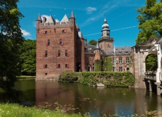 Restauratie historische kademuur Kasteel Nijenrode van start