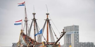 Het schip Batavia aangekomen in Amsterdam